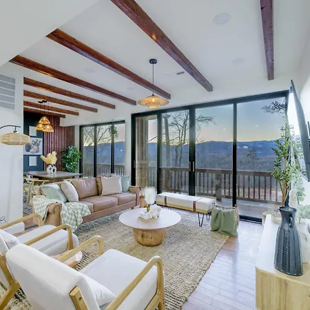 Ridgetop Hideaway 12-Guest Oasis With Hot Tub & Epic Views Near Winery Tours & Trails